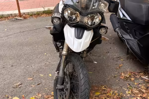 TRIUMPH XC 800