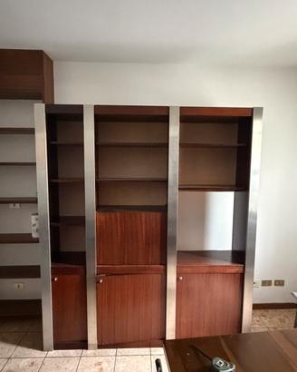 Libreria da soggiorno mogano con ante e ripiani