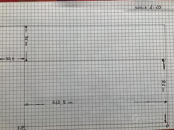 Scrivania con letto sopraelevato.