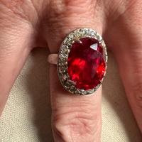 Anello con una pietra grande rossa