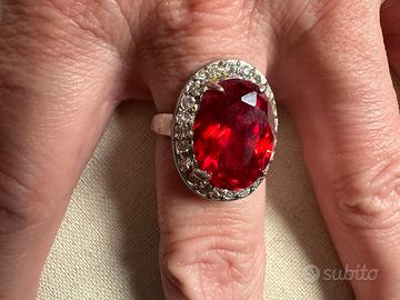 Anello con una pietra grande rossa