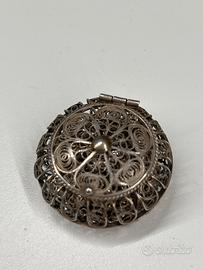 Rosario in filigrana di argento, con custodia