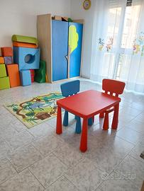 Tavolino ikea + sedia blu 