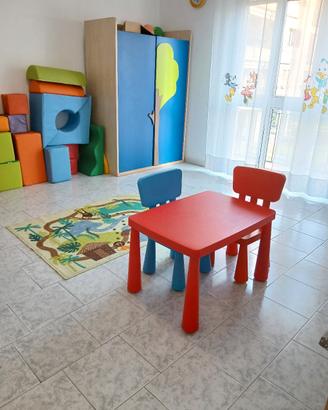 Tavolino ikea + sedia blu 