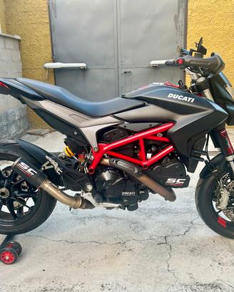 Hypermotard 821