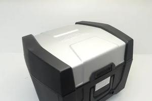 BAULETTO TRIUMPH CON POGGIASCHIENA E PIASTRA