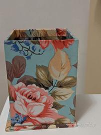 Portapenne quadrato in cartone c/immagine di rose