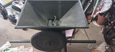 schiaccia fatta e verdura uva e prugne