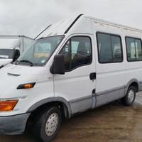 A 6900E.MINI BUS DA 9 POSTI PATENTA B IVECO DAILY