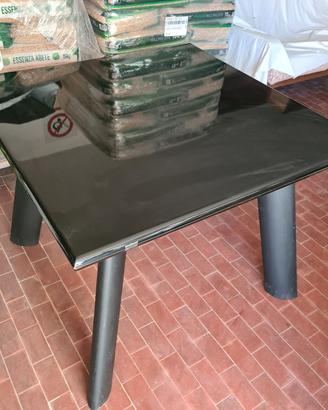 Tavolo in legno nero