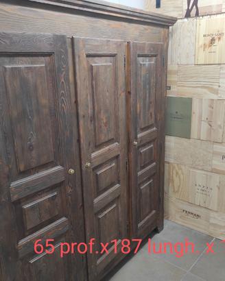 Armadio in legno-pino