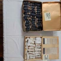 Materiale da ricamo costituito da vari rocchetti