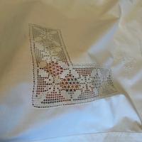 Lenzuolo con filet all’uncinetto e ricamo