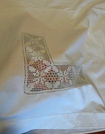 Lenzuolo con filet all’uncinetto e ricamo