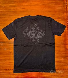 T-shirt nera grafica tono su tono