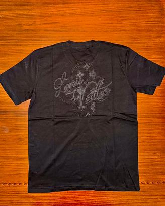 T-shirt nera grafica tono su tono