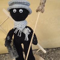 Pupazzo spazzacamino all' uncinetto .