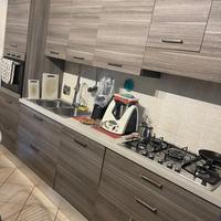 Cucina completa con elettrodomestici
