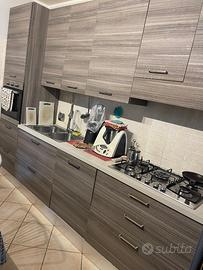 Cucina completa con elettrodomestici