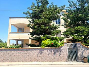 Lama (Ta) Villa su 3 livelli con box e giardino