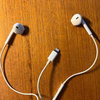 Apple Auricolari EarPods con connettore Lightning