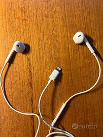Apple Auricolari EarPods con connettore Lightning