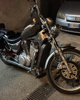 Suzuki intruder vs800