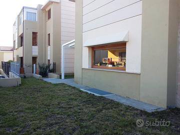 Soluzione su due livelli con giardino