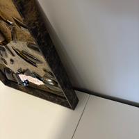 Quadro con bottigliette rotte