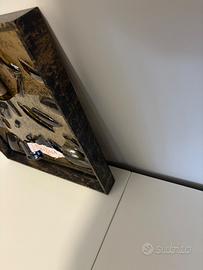 Quadro con bottigliette rotte