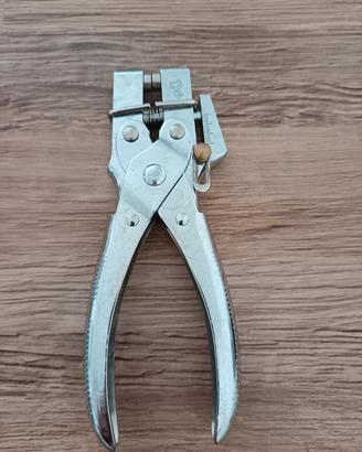 Pinza occhiellatrice