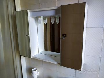Mobiletto bagno con specchi 