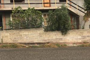 Casa singola a tre piani con giardino