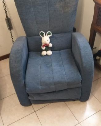 Poltrona elettrica per anziani a 2 motori.