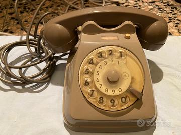 Vecchio telefono con quadro rotante vintage