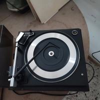 Giradischi con collezione di vinili classici