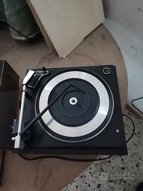 Giradischi con collezione di vinili classici