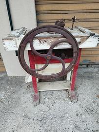 Macchina d'epoca per sgranare pannocchie di mais