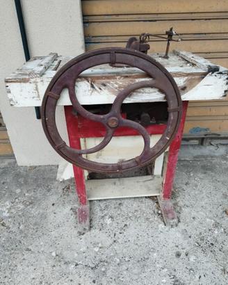 Macchina d'epoca per sgranare pannocchie di mais