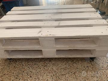 Tavolo da esterno fatto con bancali