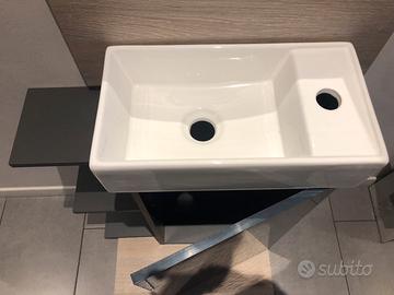 Piccolo mobiletto bagno con lavabo ,specchio e mob