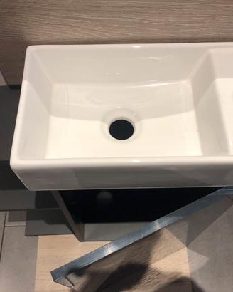 Piccolo mobiletto bagno con lavabo ,specchio e mob
