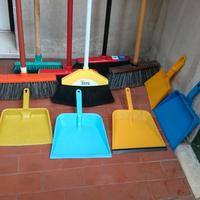 Scope, spazzolone e 5 palette per pulizie