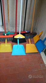 Scope, spazzolone e 5 palette per pulizie
