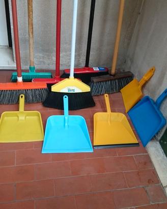 Scope, spazzolone e 5 palette per pulizie