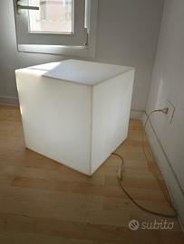 cubo con illuminazione integrata 