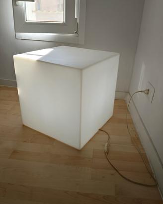 cubo con illuminazione integrata 