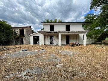 CASA INDIPENDENTE A ATINA