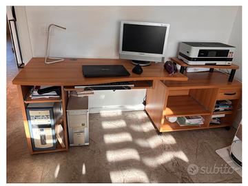 Scrivania per pc con penisola