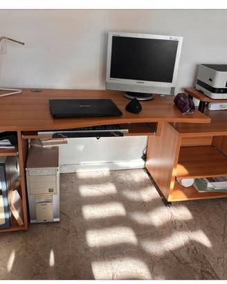 Scrivania per pc con penisola
